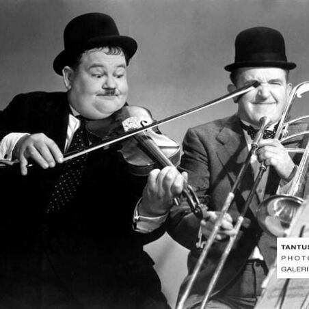 Stan Laurel und Oliver Hardy musizieren