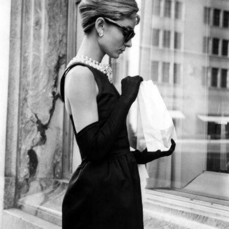 Audrey Hepburn mit Frühstückstüte