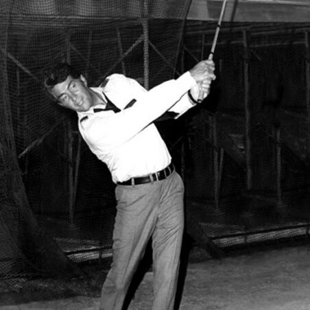 Dean Martin golft am Set