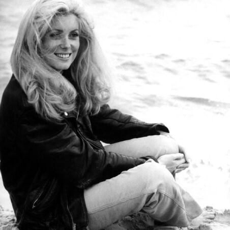Catherine Deneuve am Strand