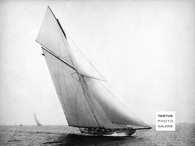 Yacht „Columbia“ Sailing