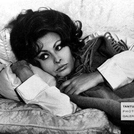 Sophia Loren auf dem Sofa