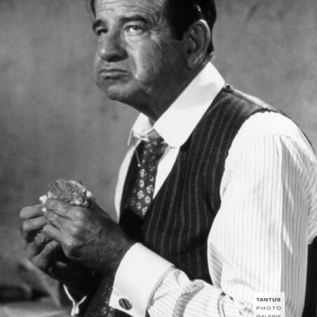 Walter Matthau eats sandwich