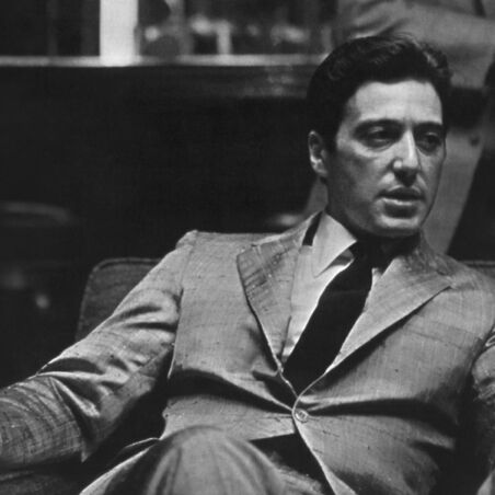 Al Pacino - Godfather - lehnt sich im Sessel zurück