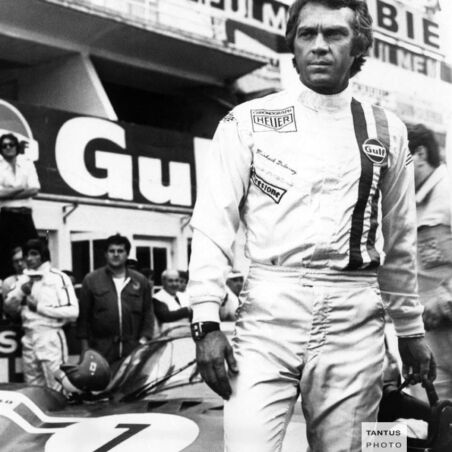 Steve McQueen mit Helm in der Hand "Le Mans"