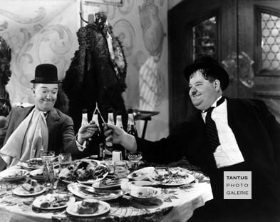 Stan Laurel und Oliver Hardy break the Wishbone