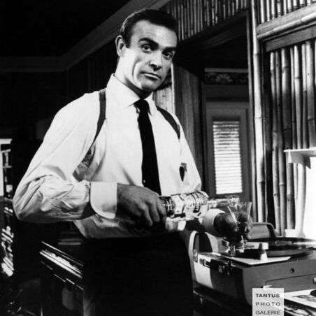 Sean Connery mixt einen Martini